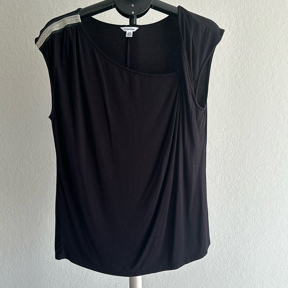 Calvin Clein. Sleeveless blouse. Size: L